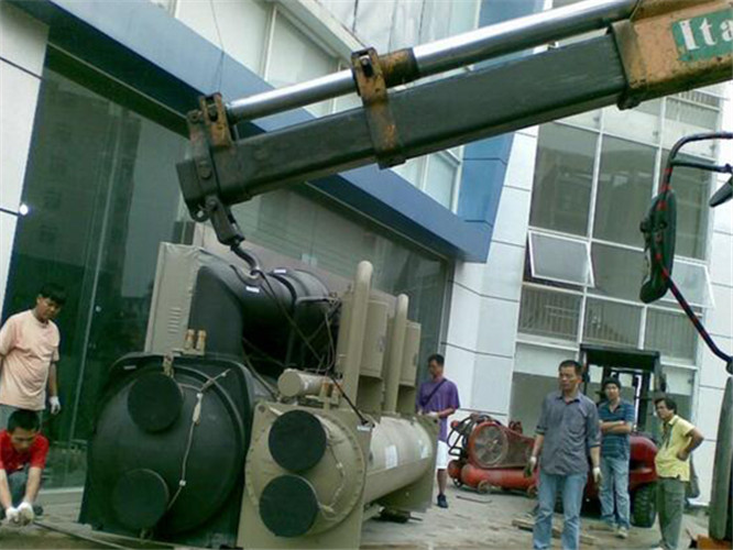 麻城市随车吊和汽车吊的核心区别是什么？哪种更省钱？