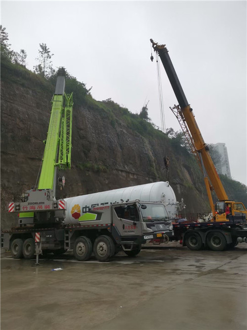 麻城市“不怕风雨冻”—— 吊车的 “恶劣环境适应” 技术